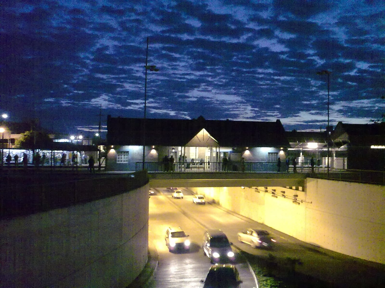 Estación Villa Adelina al amanecer, vista del paso bajo nivel ferroviario