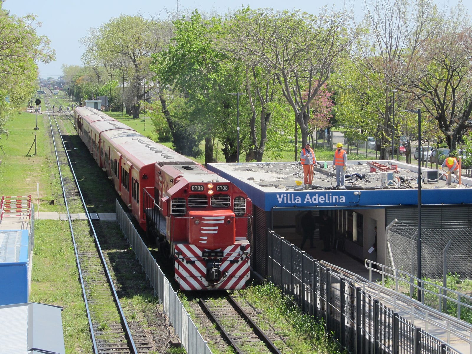 Formación del Ferrocarril Belgrano Norte ingresando a la estación Villa Adelina