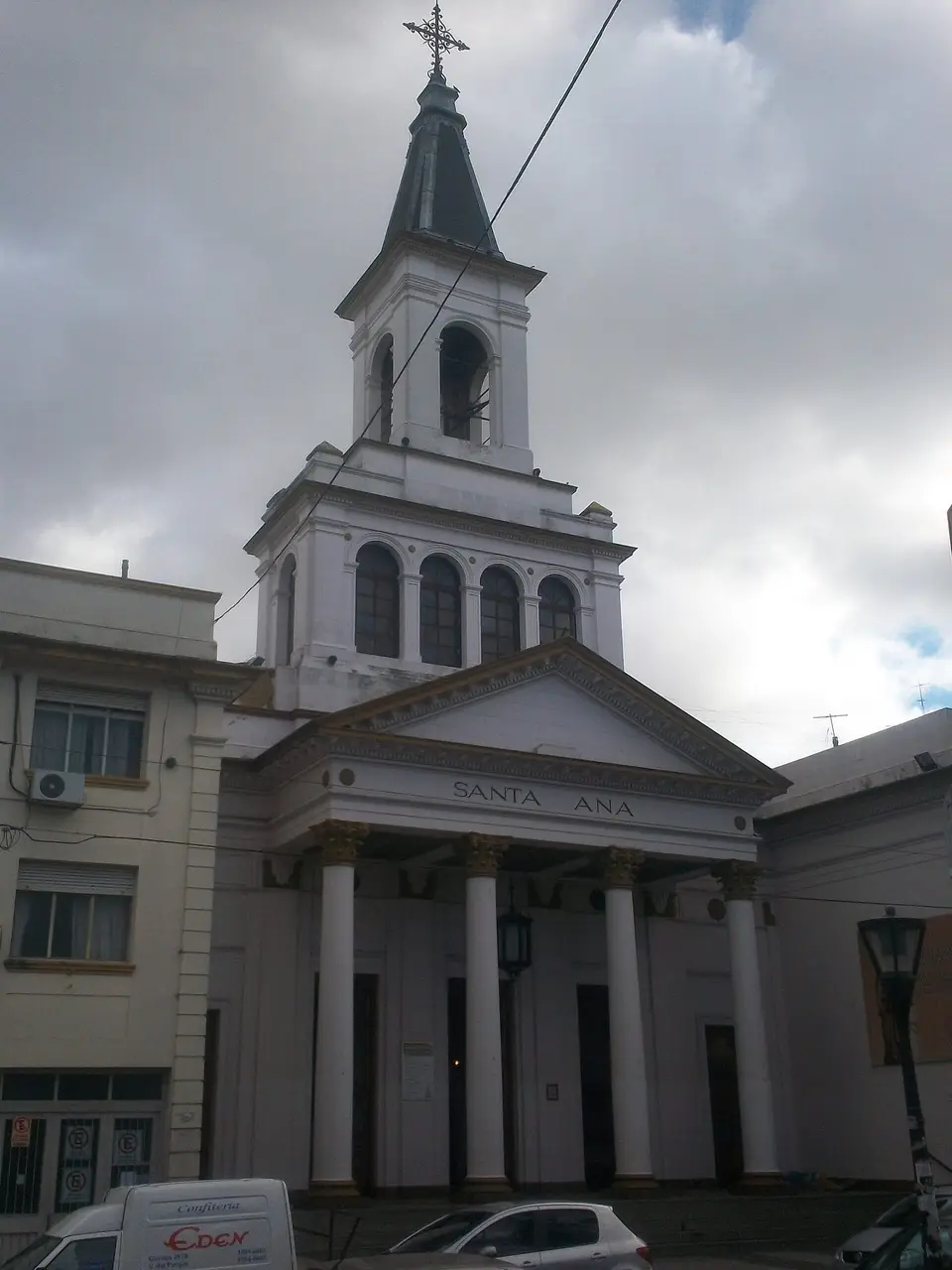 Parroquia Santa Ana en el barrio de Villa del Parque, Buenos Aires
