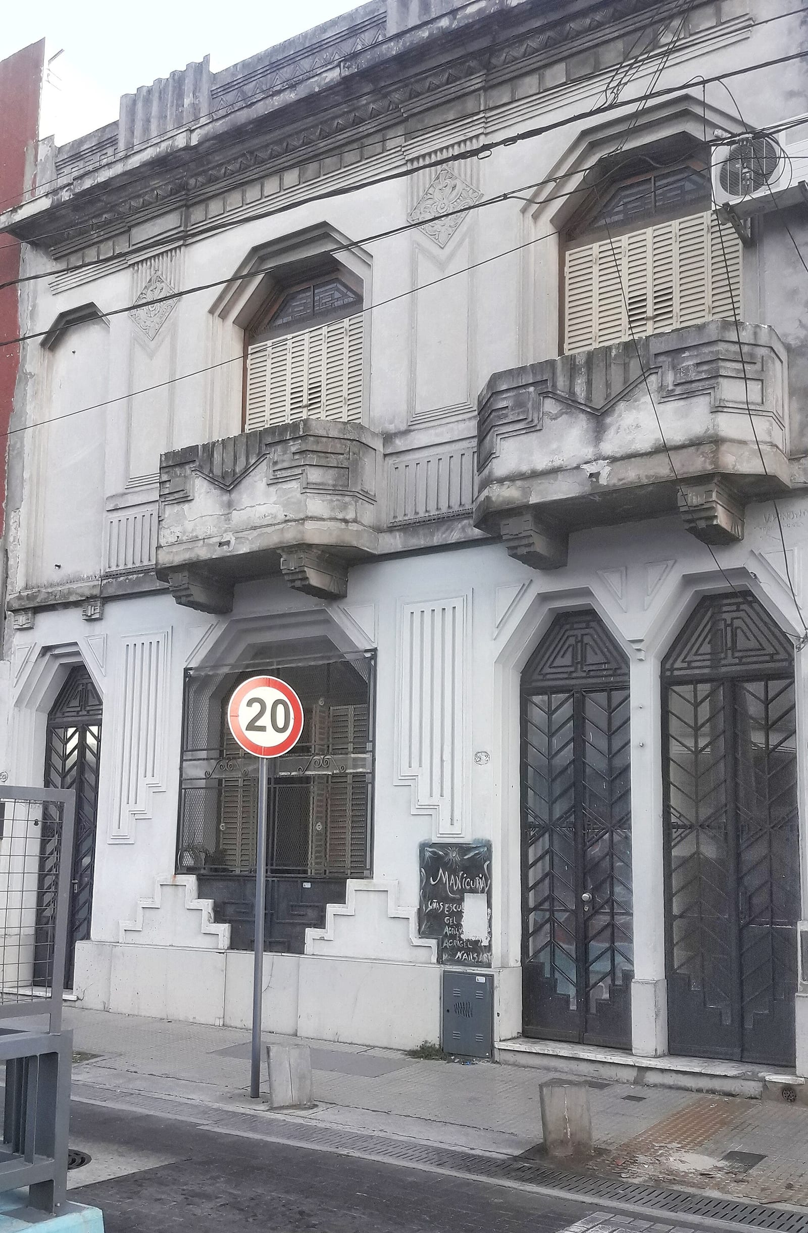 Calle arbolada del barrio de Villa del Parque durante el otoño