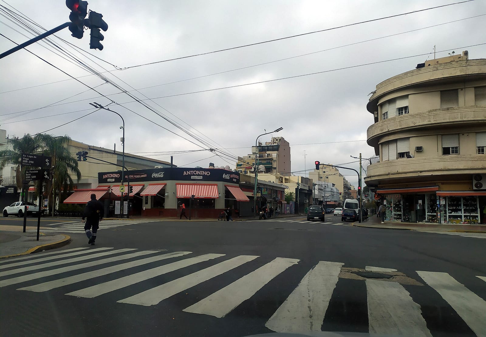 Esquina de Avenida Beiró y Avenida Lope de Vega, en el límite suroeste de Villa Devoto