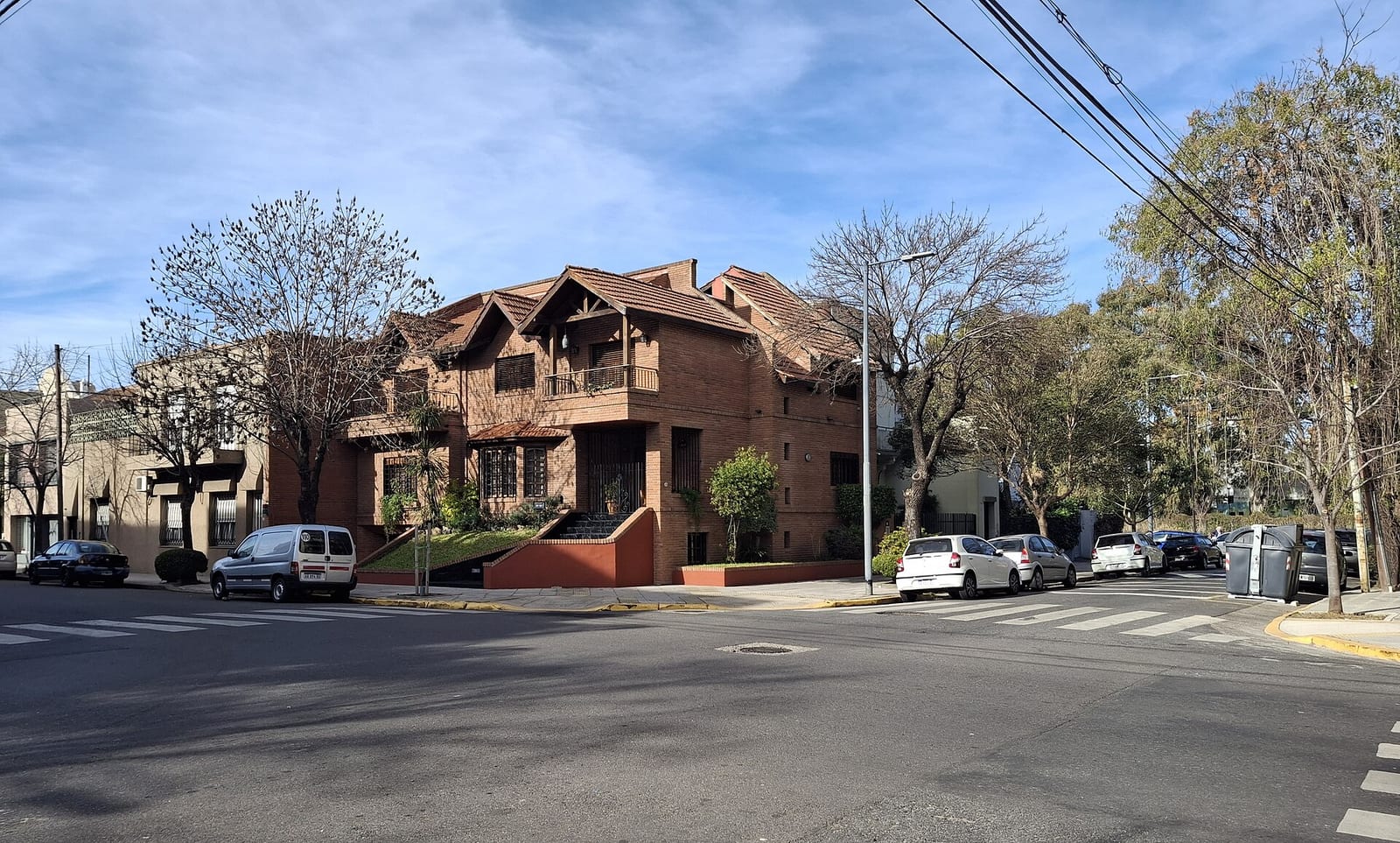 Calles Mercedes y Pedro Morán, típica esquina arbolada de Villa Devoto