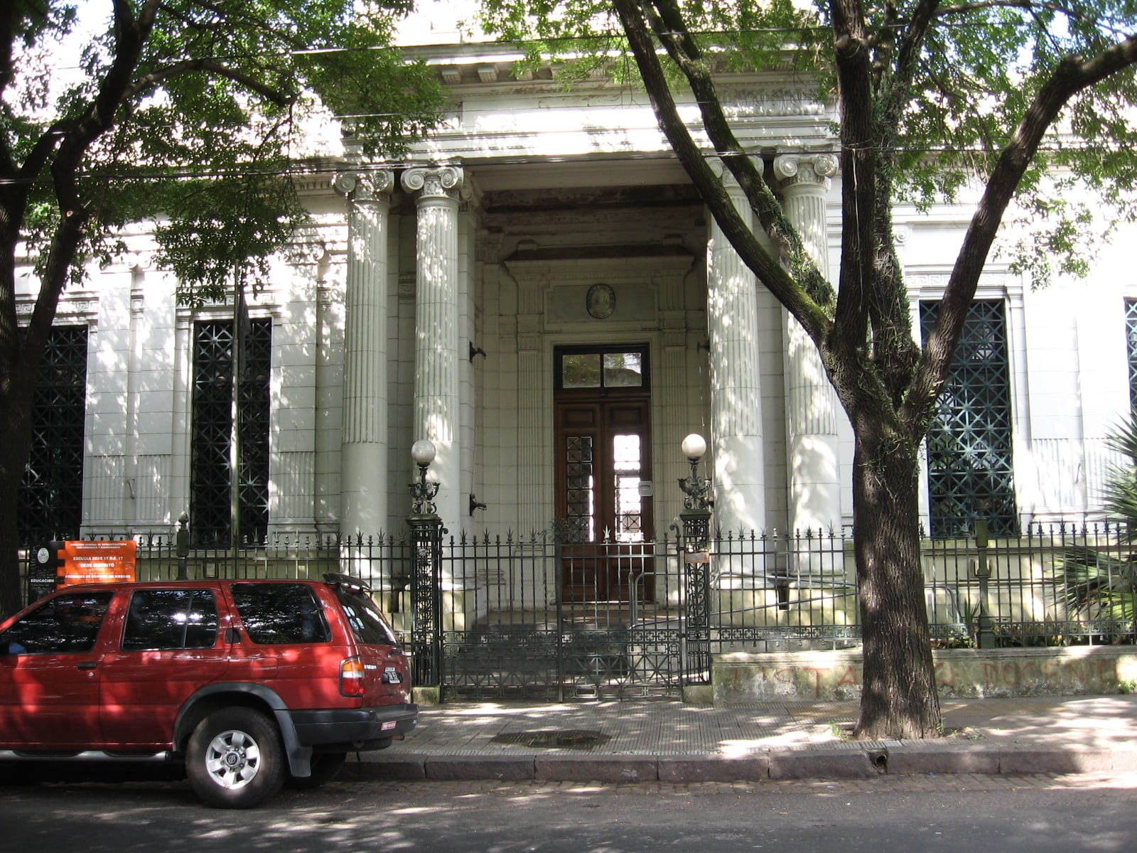 Biblioteca Pública Antonio Devoto, en Bahía Blanca 4025, Villa Devoto