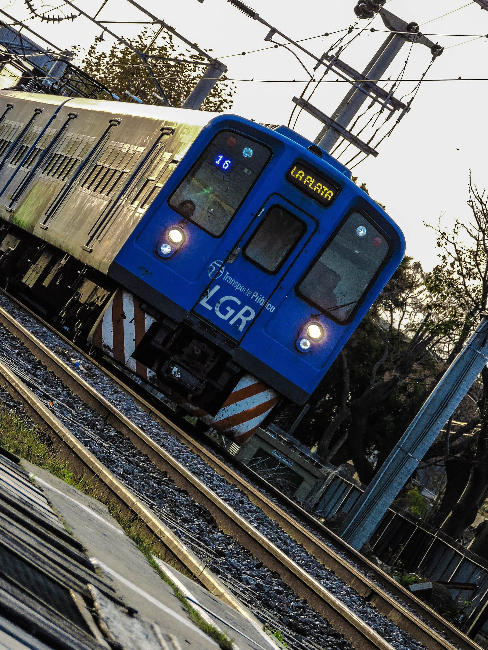 Tren eléctrico Toshiba llegando a la estación Villa Domínico, Ferrocarril Roca