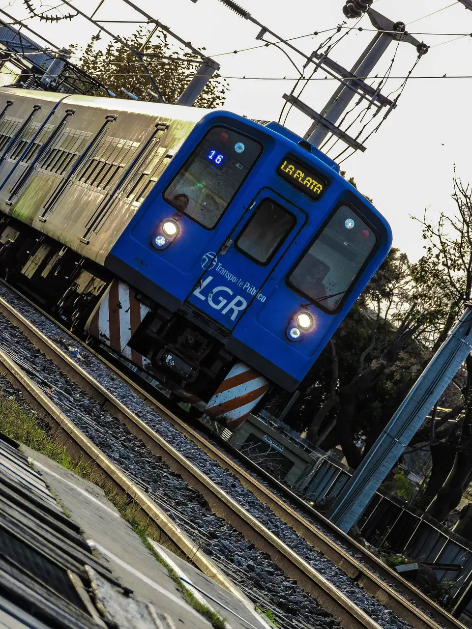 Tren eléctrico Toshiba llegando a la estación Villa Domínico, Ferrocarril Roca