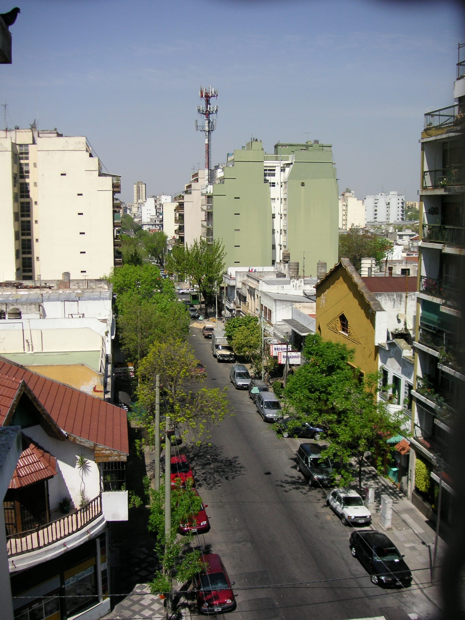 Vista de una esquina típica del barrio Villa Mitre, con casas bajas y arbolado de calle sobre José Artigas
