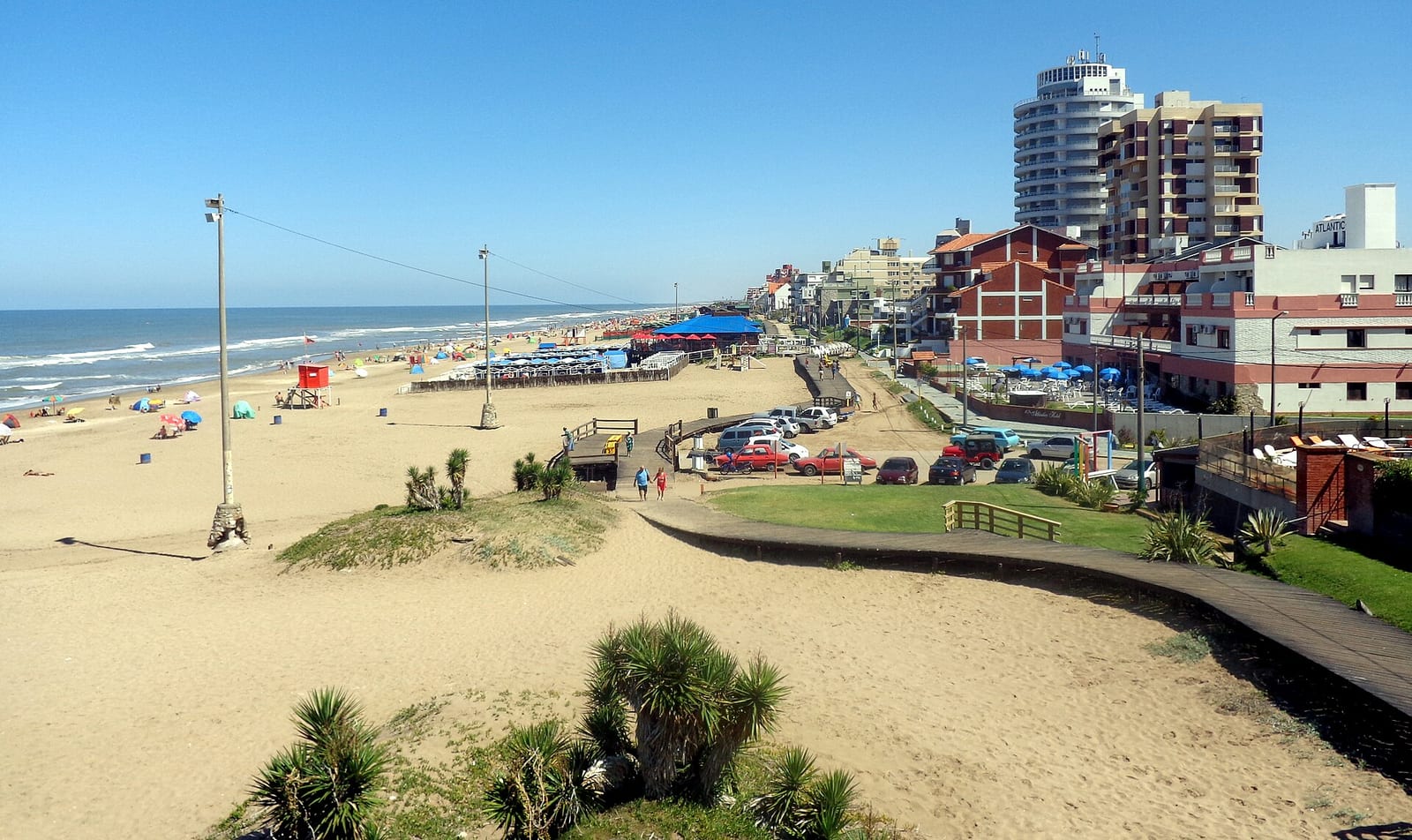 Costa de Villa Gesell con su rambla de madera sobre el Atlántico