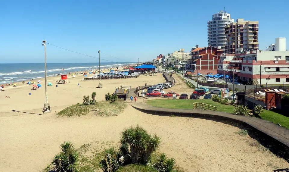 Costa de Villa Gesell con su rambla de madera sobre el Atlántico