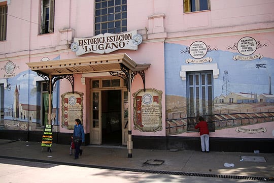 Fachada de la Estación Villa Lugano del Ferrocarril Belgrano Sur