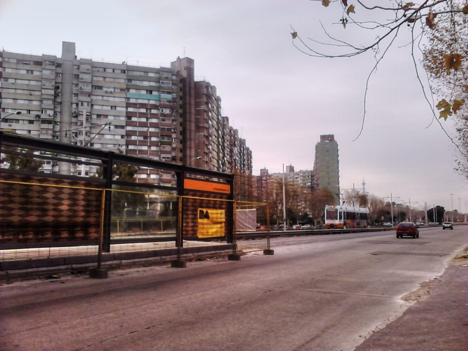 El Premetro de Buenos Aires sobre Av. General Roca, Villa Lugano