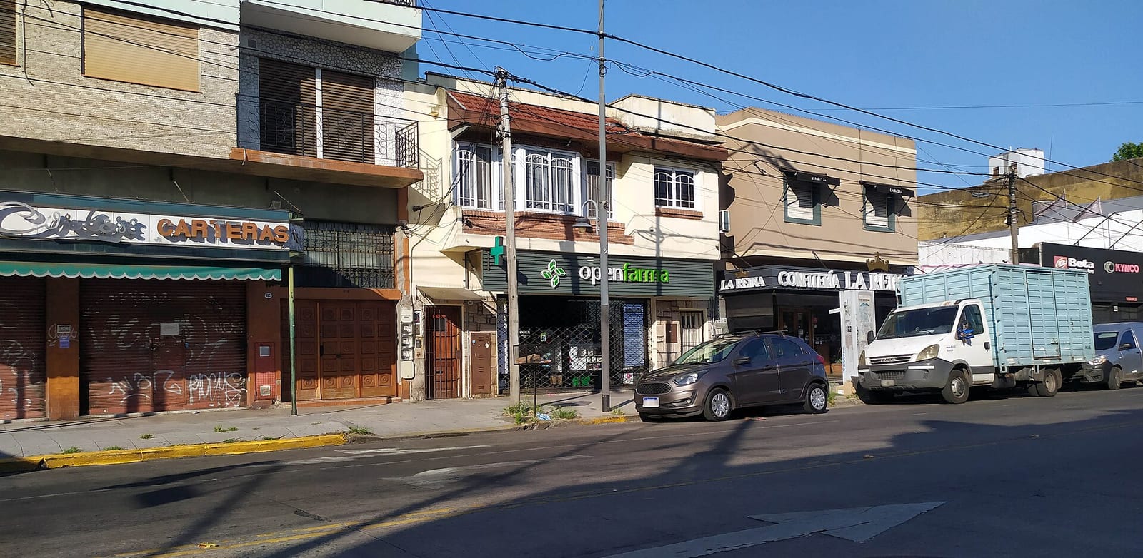 Locales comerciales sobre la Avenida Mitre en Villa Martelli