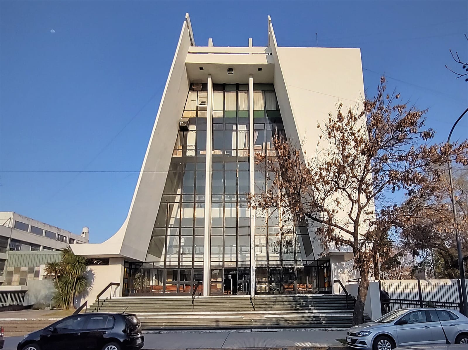 La Iglesia Transparente en Tinogasta 5850, uno de los hitos arquitectónicos de Villa Real y patrimonio cultural de CABA