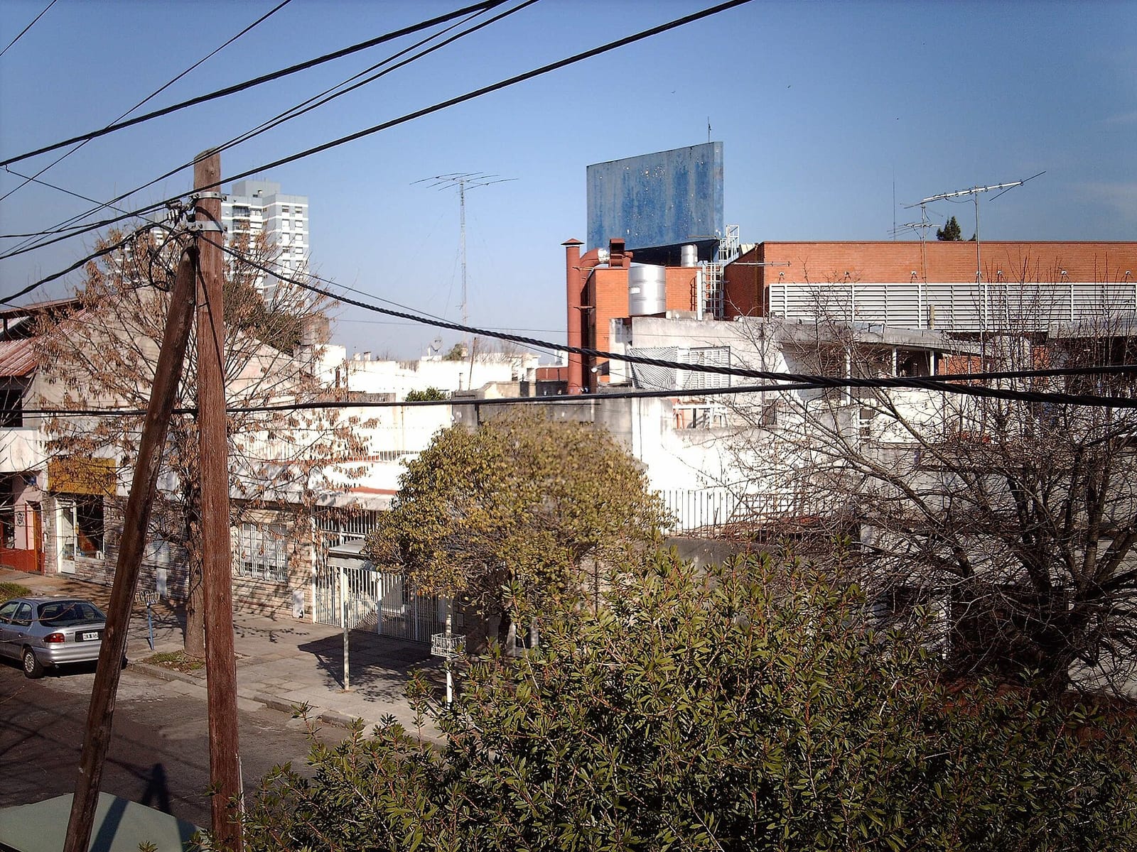 Calle típica de Villa Real, con casas bajas y la escala barrial característica del oeste porteño