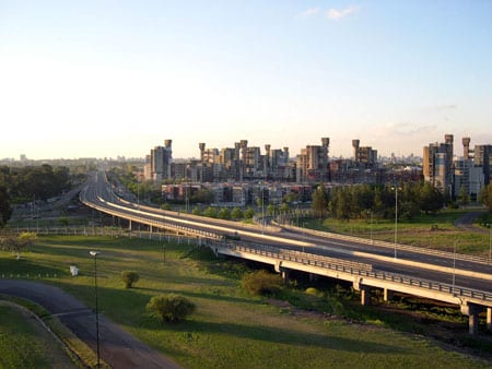 Autopista Héctor Cámpora, Parque Roca y el Conjunto Urbano Soldati vistos desde el sur del barrio