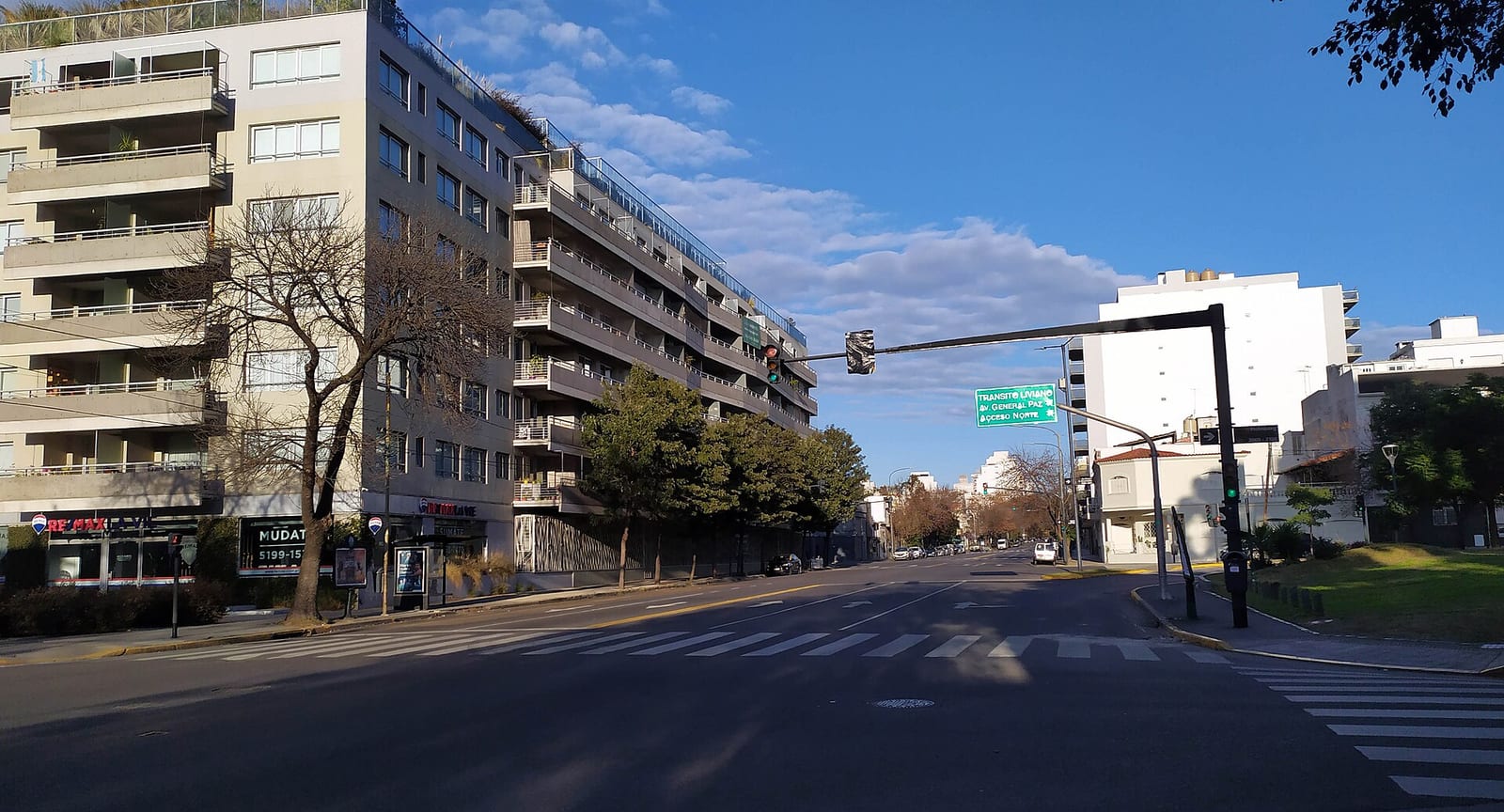 Edificio moderno en la esquina de Avenida Congreso y Holmberg, en el polo DoHo de Villa Urquiza