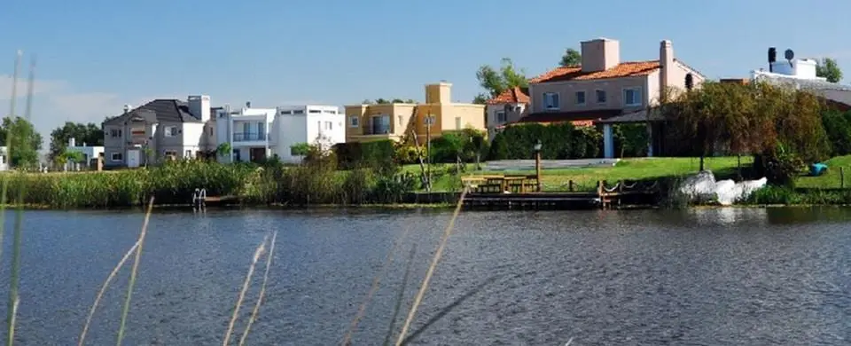 Vista desde la laguna de uno de los barrios de Villa Nueva, Tigre