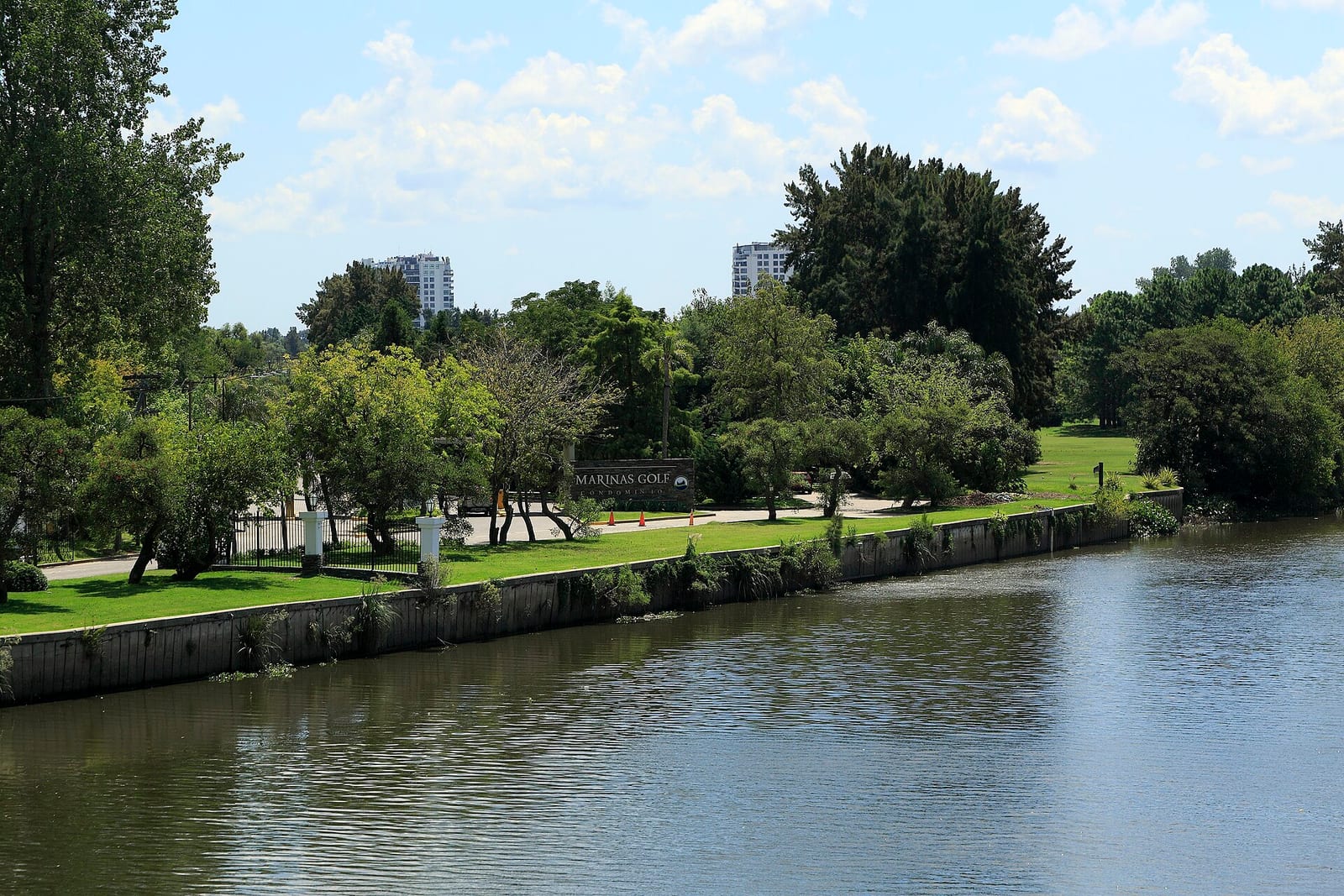 Country club con campo de golf sobre el Canal Aliviador, Ruta 27 en el partido de Tigre