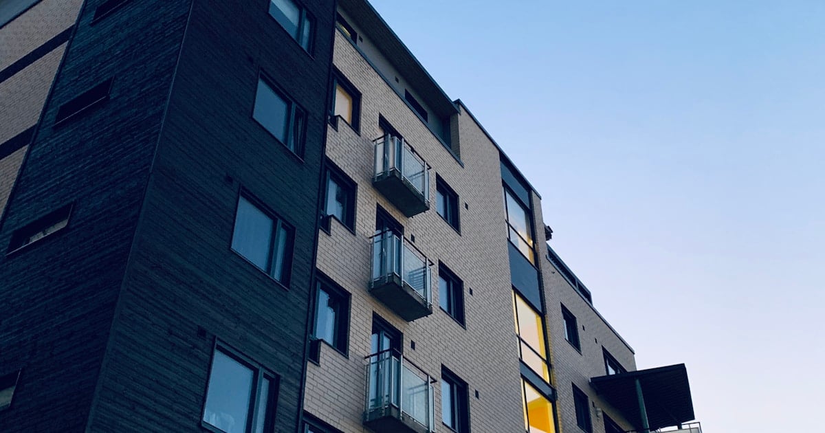 Edificio residencial en Saavedra Buenos Aires con árboles y calle arbolada