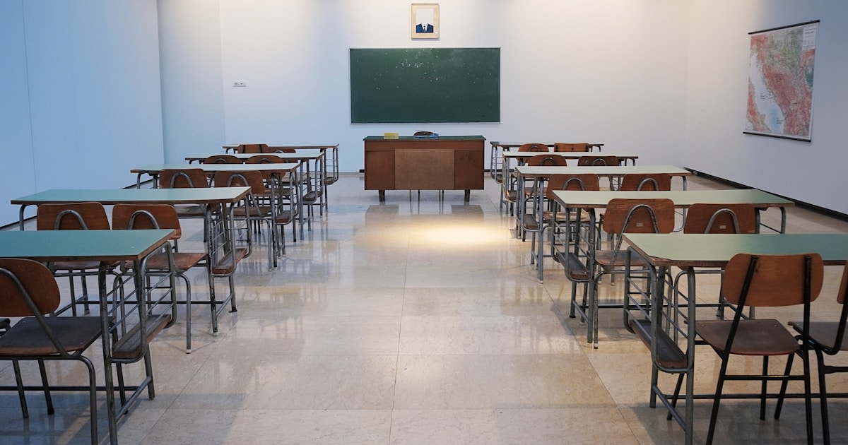 Salón de clases luminoso con niños estudiando en colegio privado bilingüe