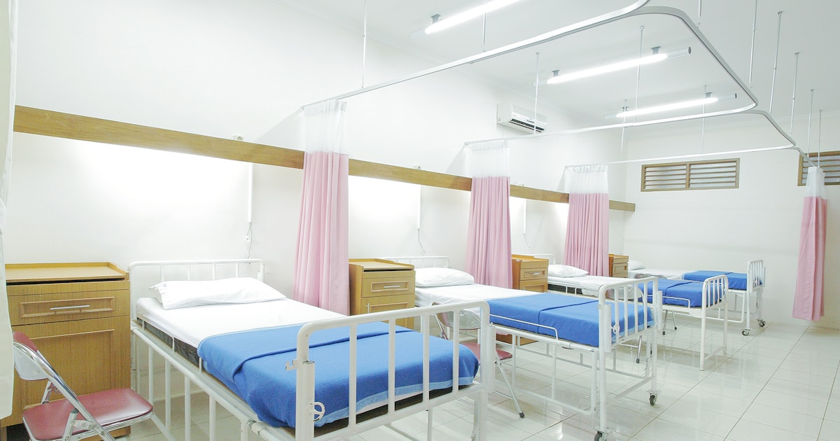 Fachada de hospital moderno con entrada principal iluminada