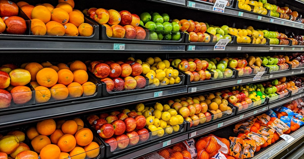 Góndolas de supermercado con productos variados en Argentina