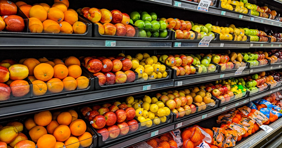 Interior de supermercado bien surtido con pasillos amplios e iluminación brillante