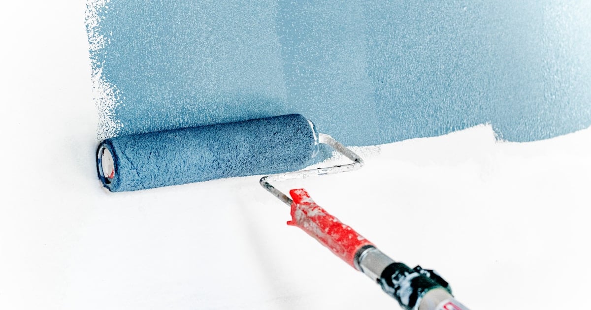 Muestrario de colores de pintura sobre una pared recién pintada