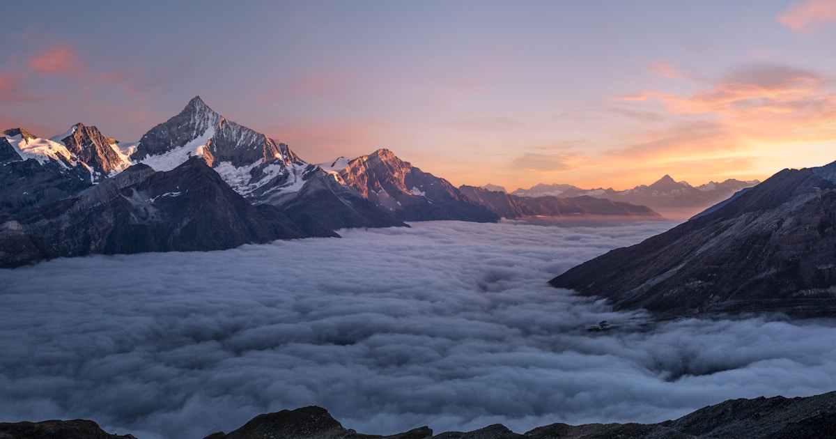 Vista del lago Nahuel Huapi y las montañas nevadas de Bariloche al atardecer