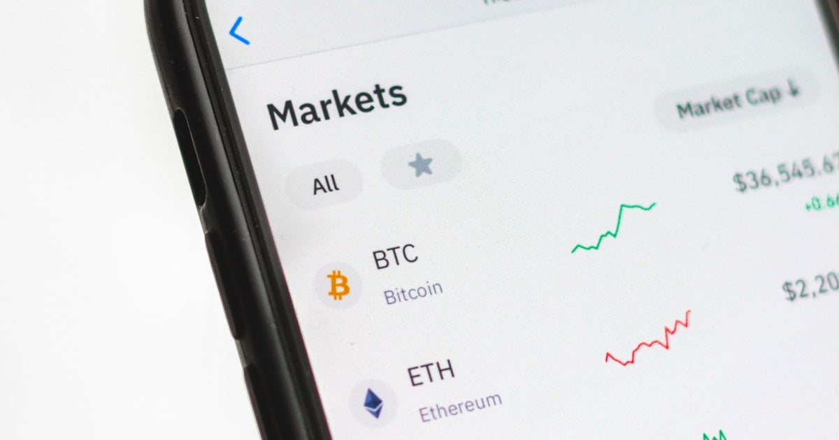 Moneda de Bitcoin sobre plano de construcción representando criptomonedas en real estate