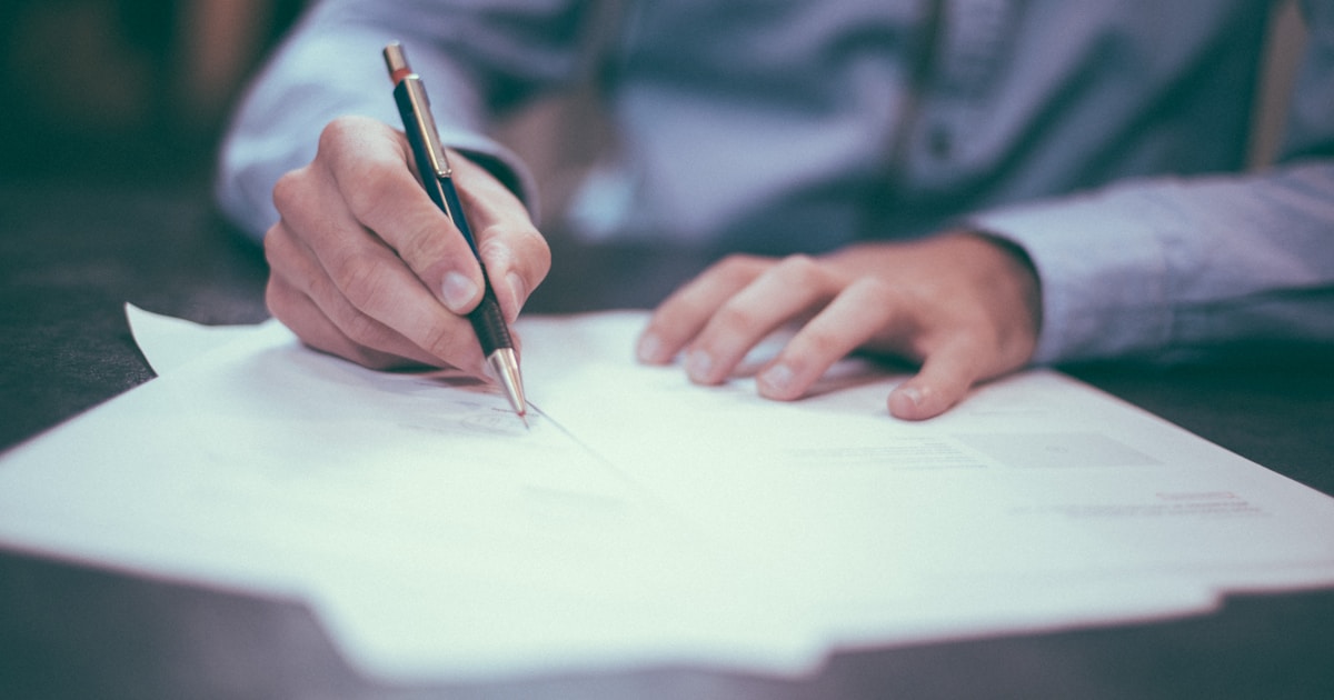 Escribano firmando escritura de propiedad en La Plata Argentina