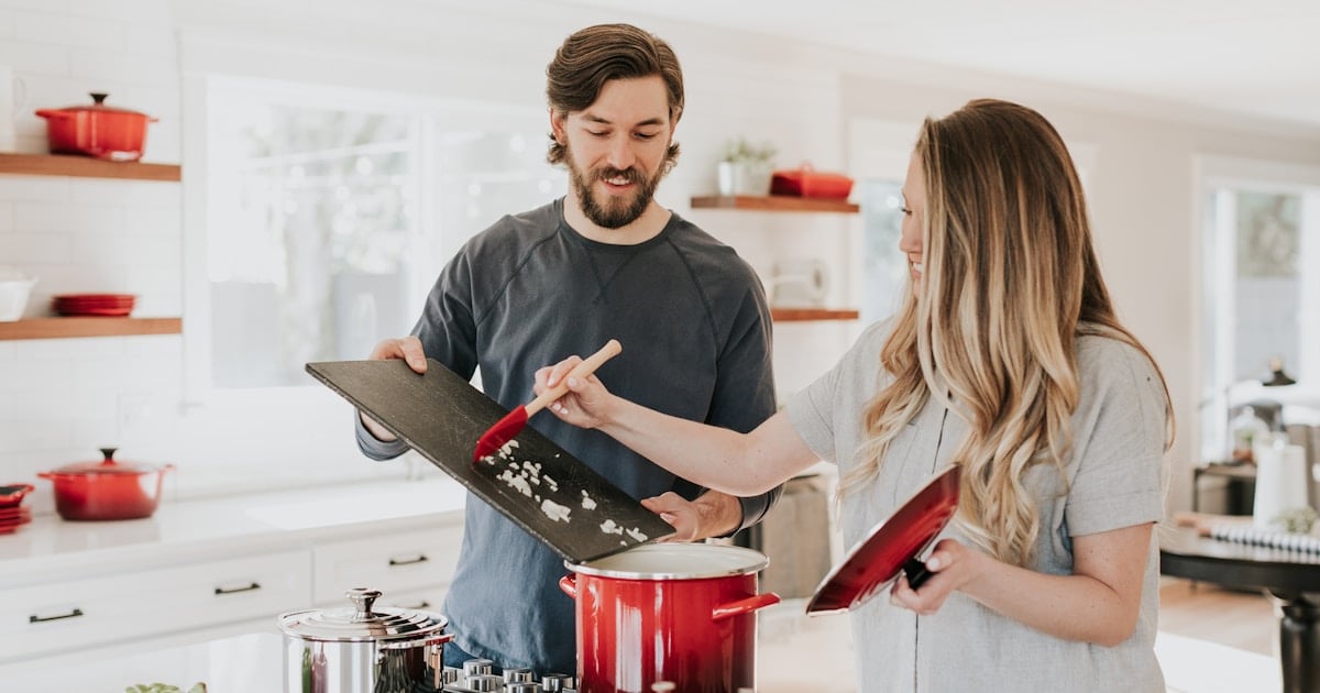 Cocina moderna renovada con mesada de cuarzo y muebles blancos