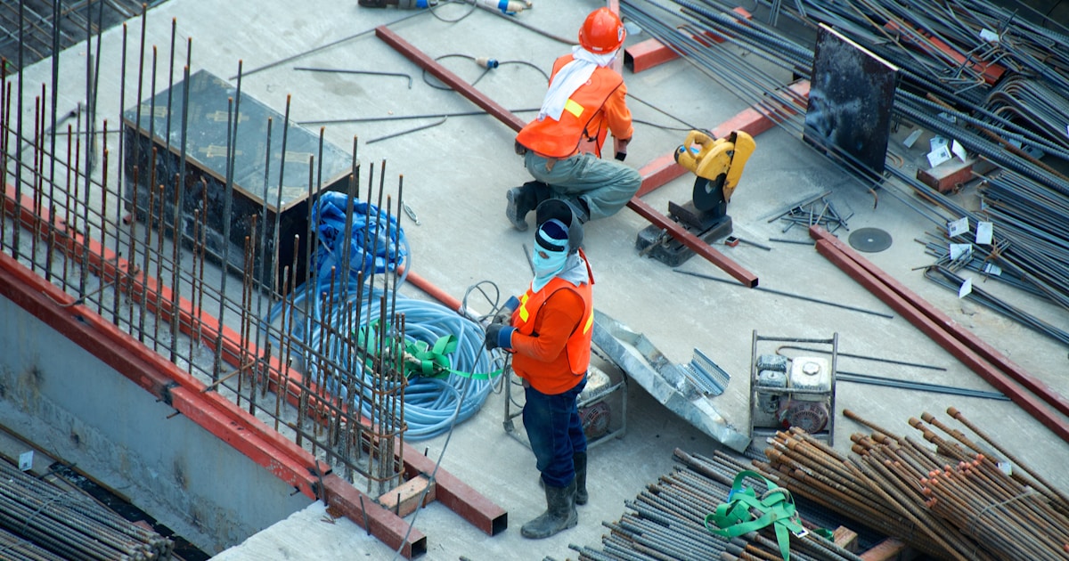 Edificio en construcción representando la compra en pozo