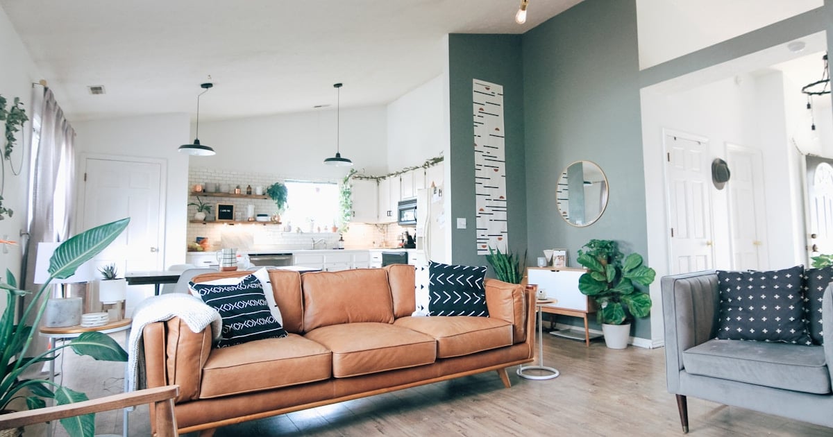 Monoambiente moderno y funcional con escritorio y buena iluminación