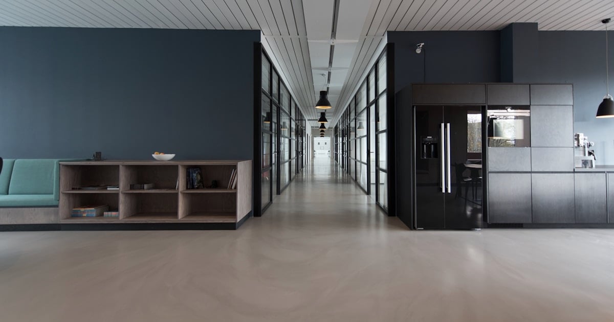 Espacio de coworking moderno con escritorios compartidos y buena iluminación
