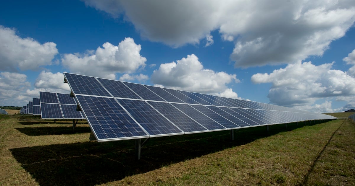 Paneles solares instalados en el techo de una casa moderna
