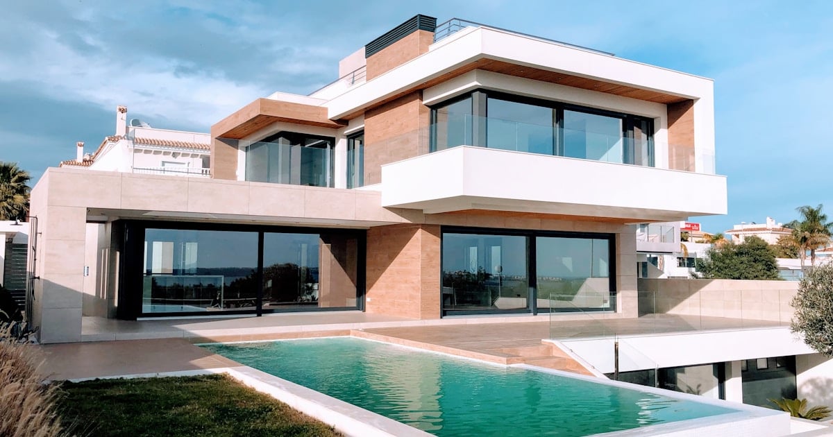 Edificios modernos reflejando el crecimiento del mercado inmobiliario argentino