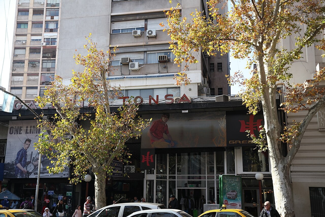 Fachada y foto principal de Galería Tonsa - San Martín